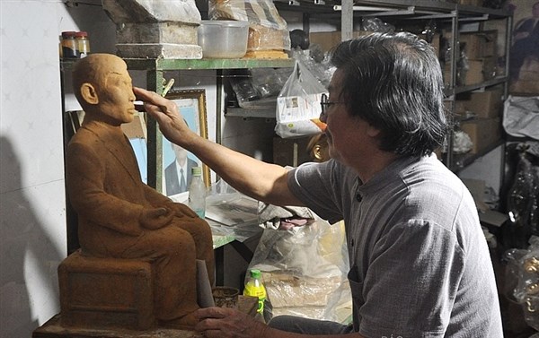 Nghệ nhân Nguyễn Tấn Đích đang thực hiện làm khuôn tượng.