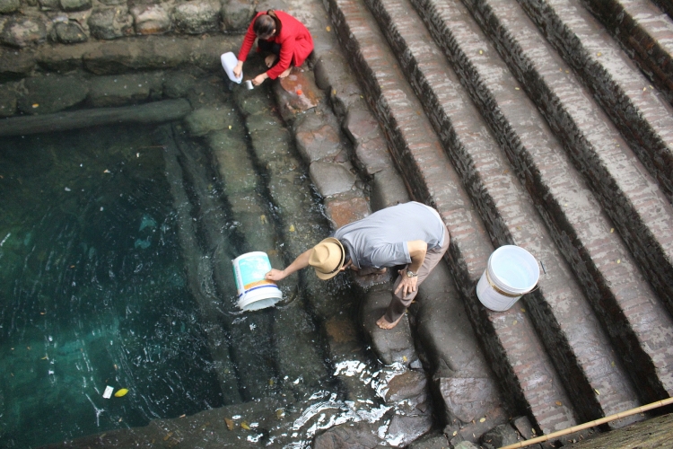 Người dân làng Diềm vẫn hàng ngày đến xin nước giếng Ngọc về ăn.